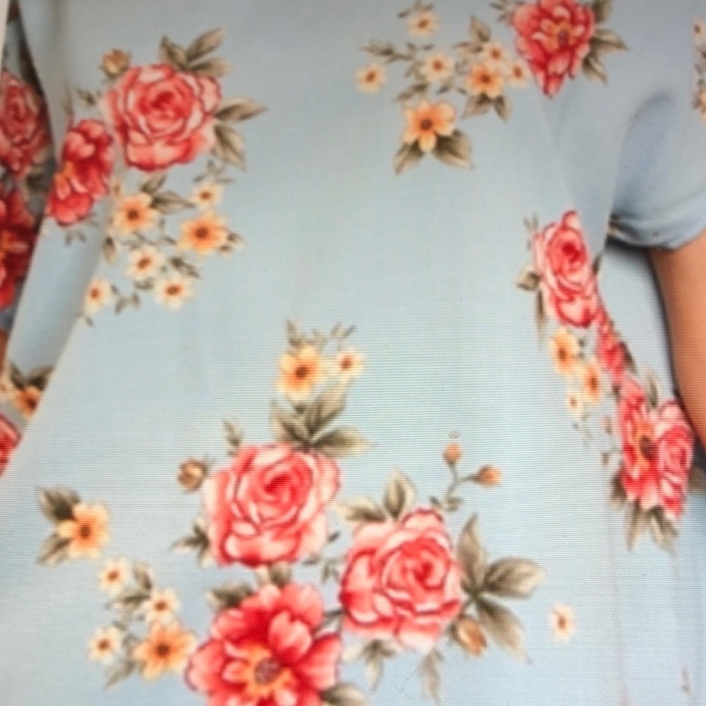 LAST ONE! Beautiful Blue Floral Top! NWT - Picture 3 of 3